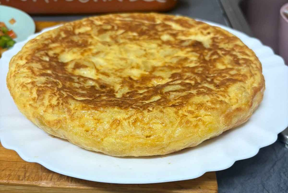 Tortilla dorada sobre un plato blanco