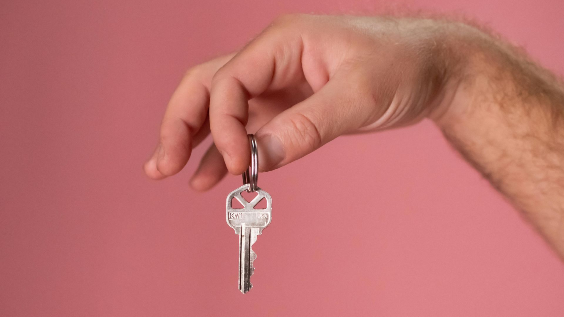 UNAS MANOS CON UNA LLAVE 