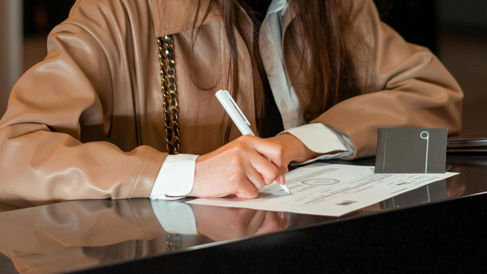 Una mujer firmando un testamento