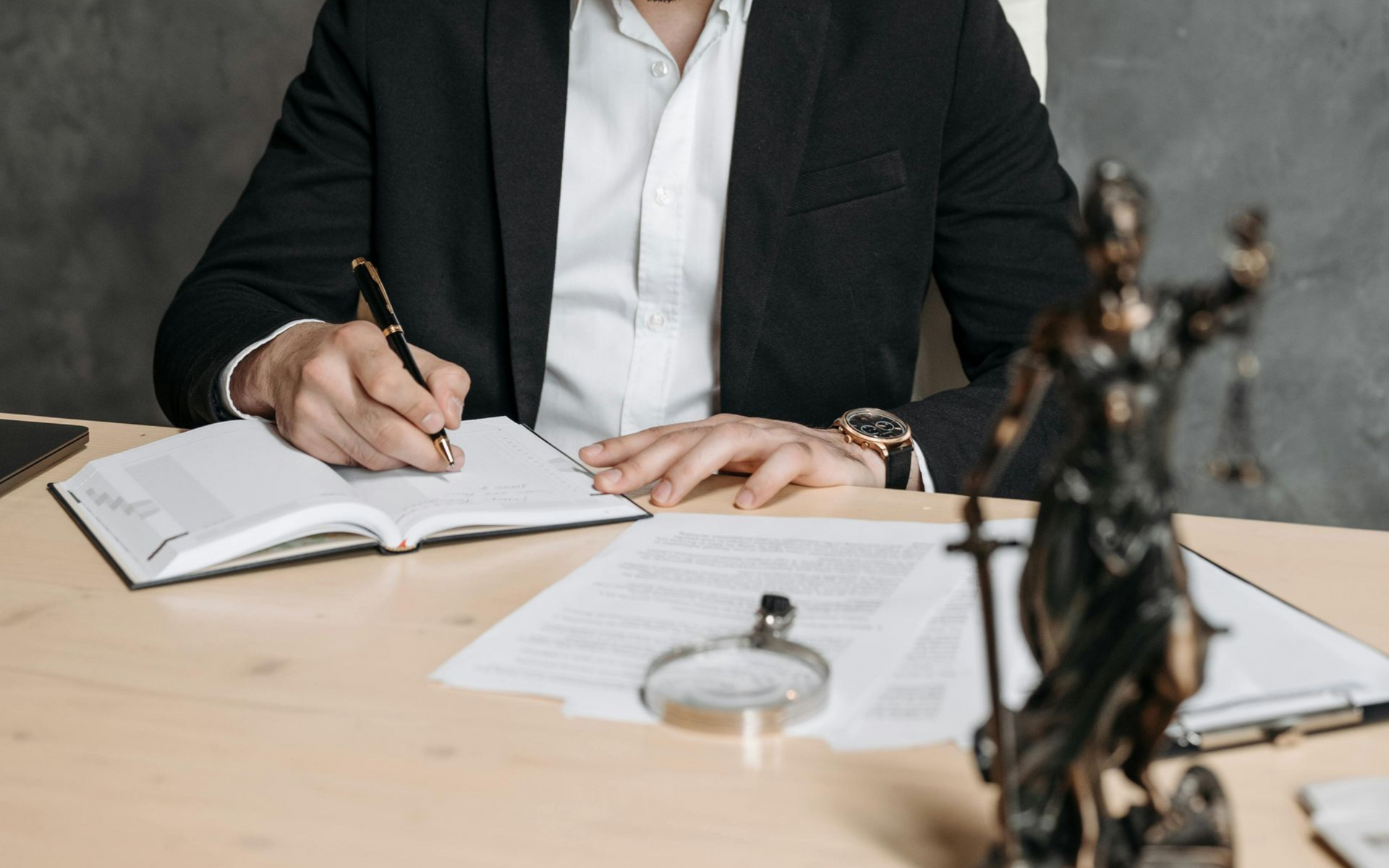 foto de hombre escribiendo 
