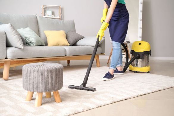 Monika Betschart Reinigungsservice GmbH – Teppich in einem Wohnzimmer wird gesaugt