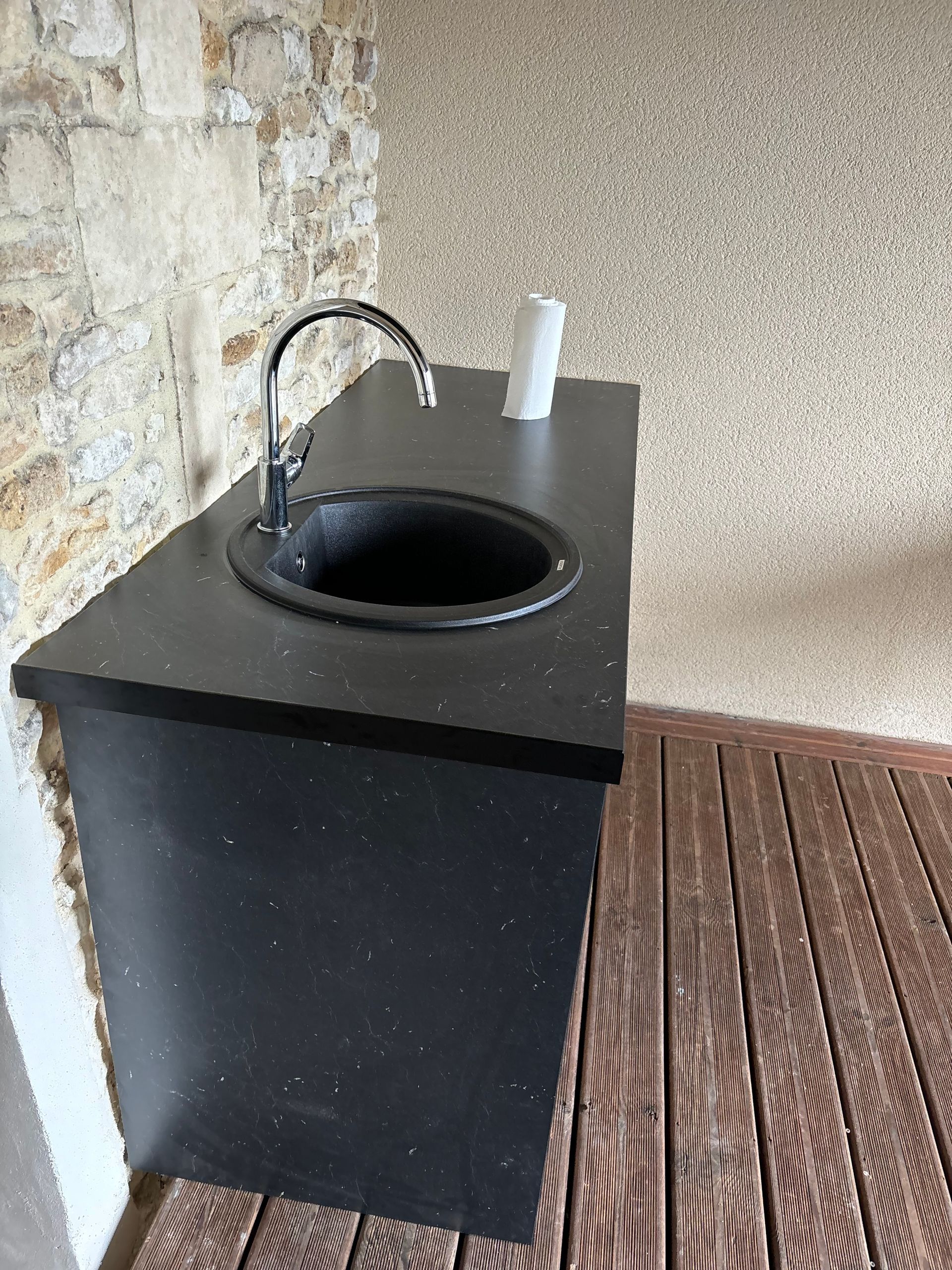 Évier noir sur une terrasse