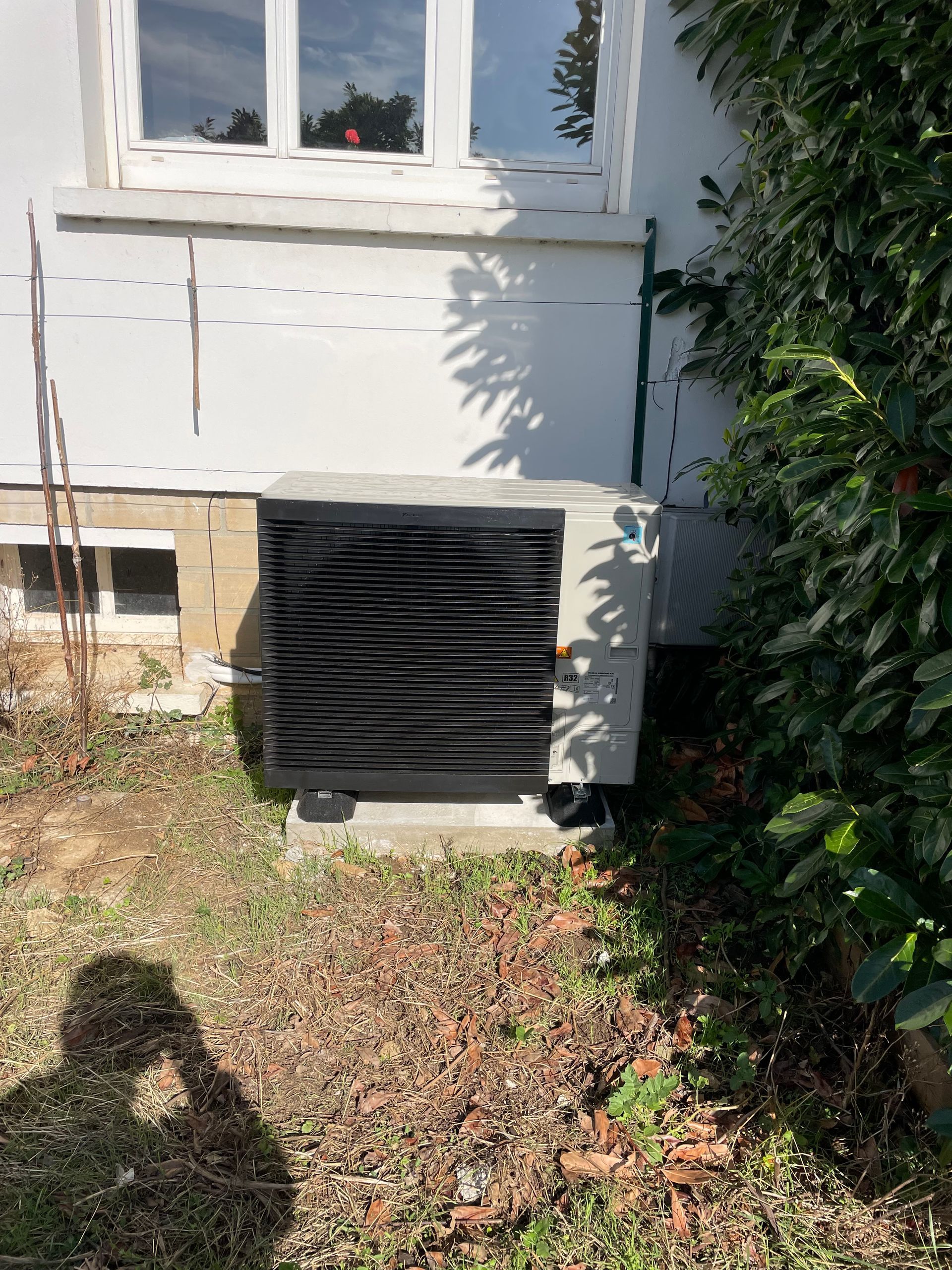 Pompe à chaleur sur le terrain d'une habitation