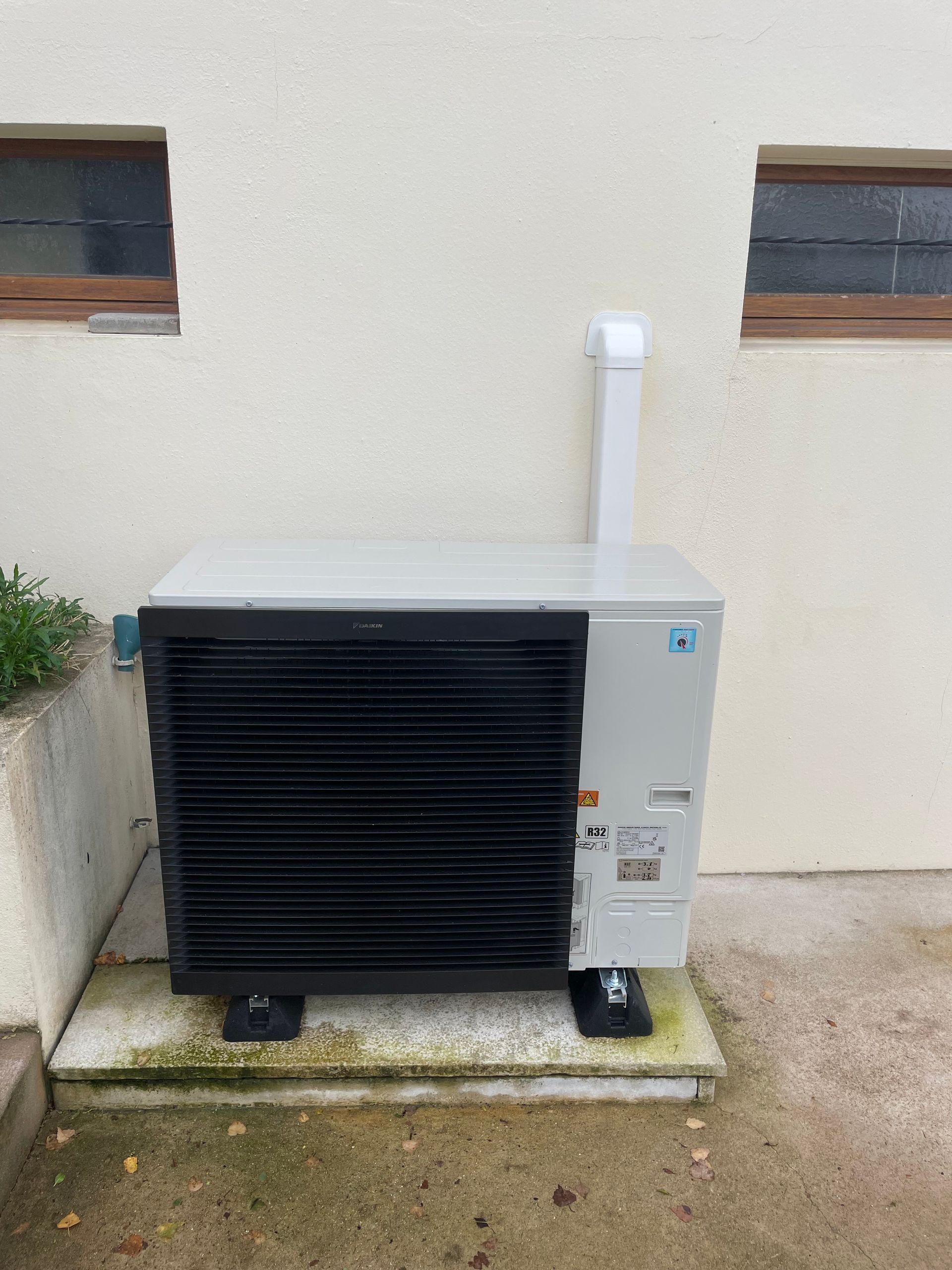 Pompe à chaleur à l'extérieur d'une habitation