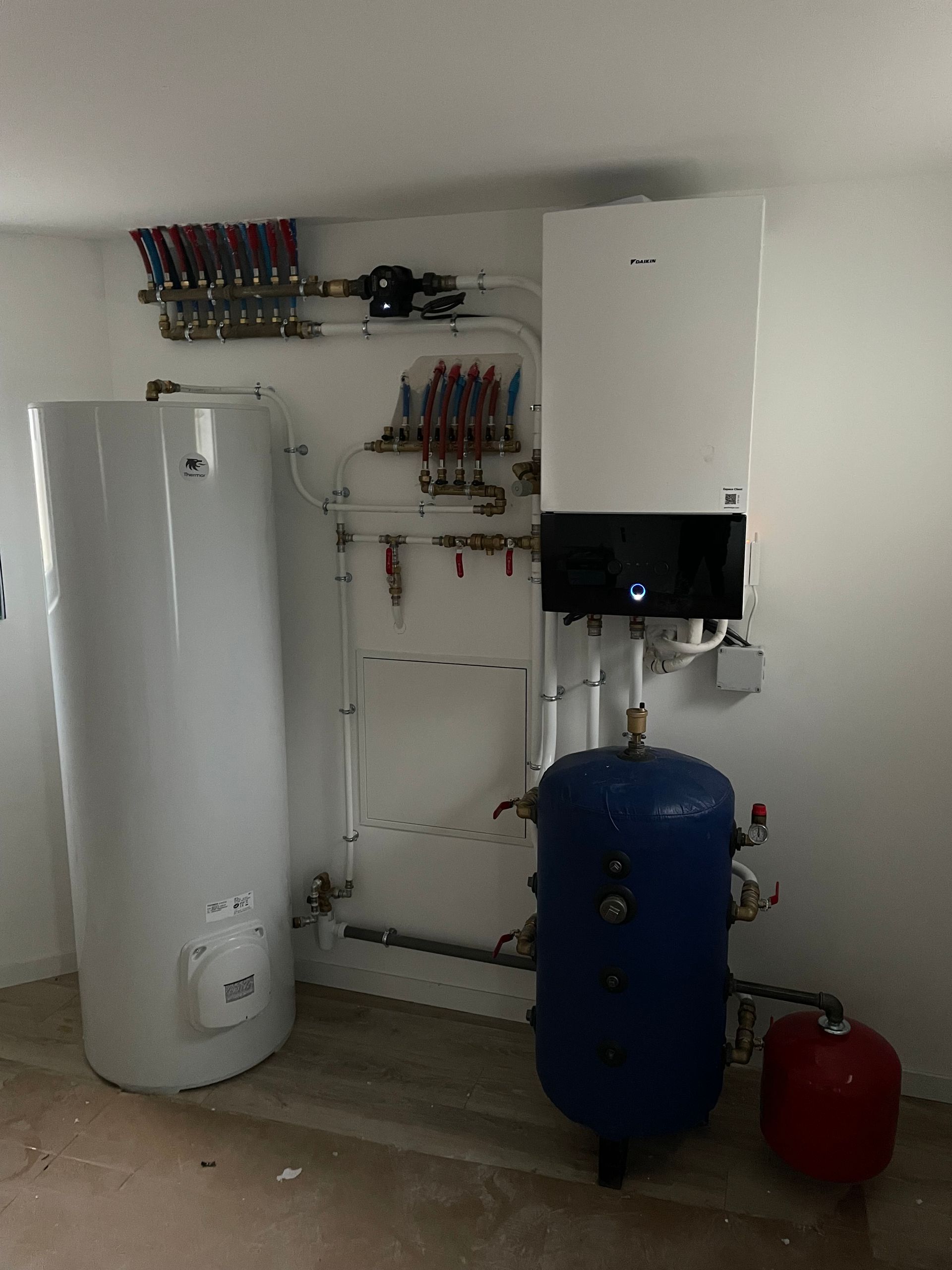 Chaudière fixée sur un mur avec un ballon d'eau chaude