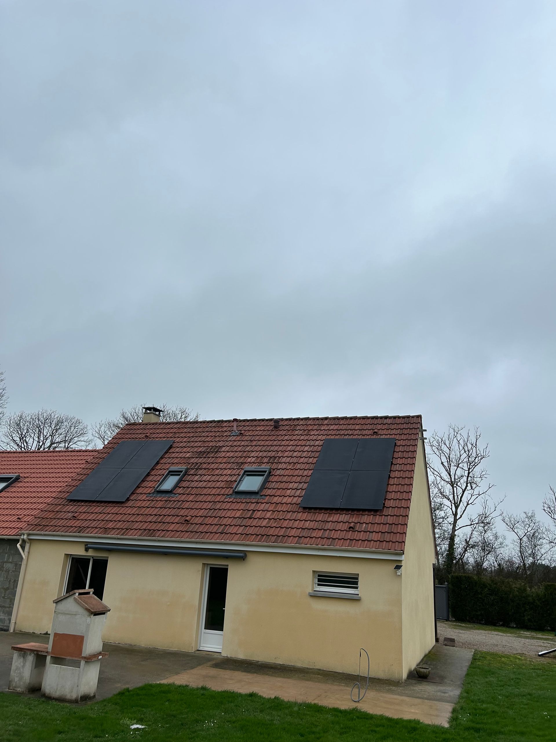 Toit d'une maison avec des panneaux photovoltaïques