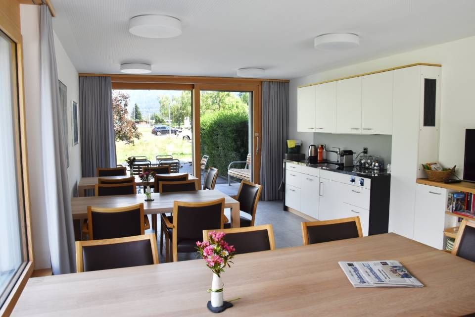 Esszimmer mit Tischen und Stühlen, Genossenschaft Alterswohnungen St. Martin Cazis