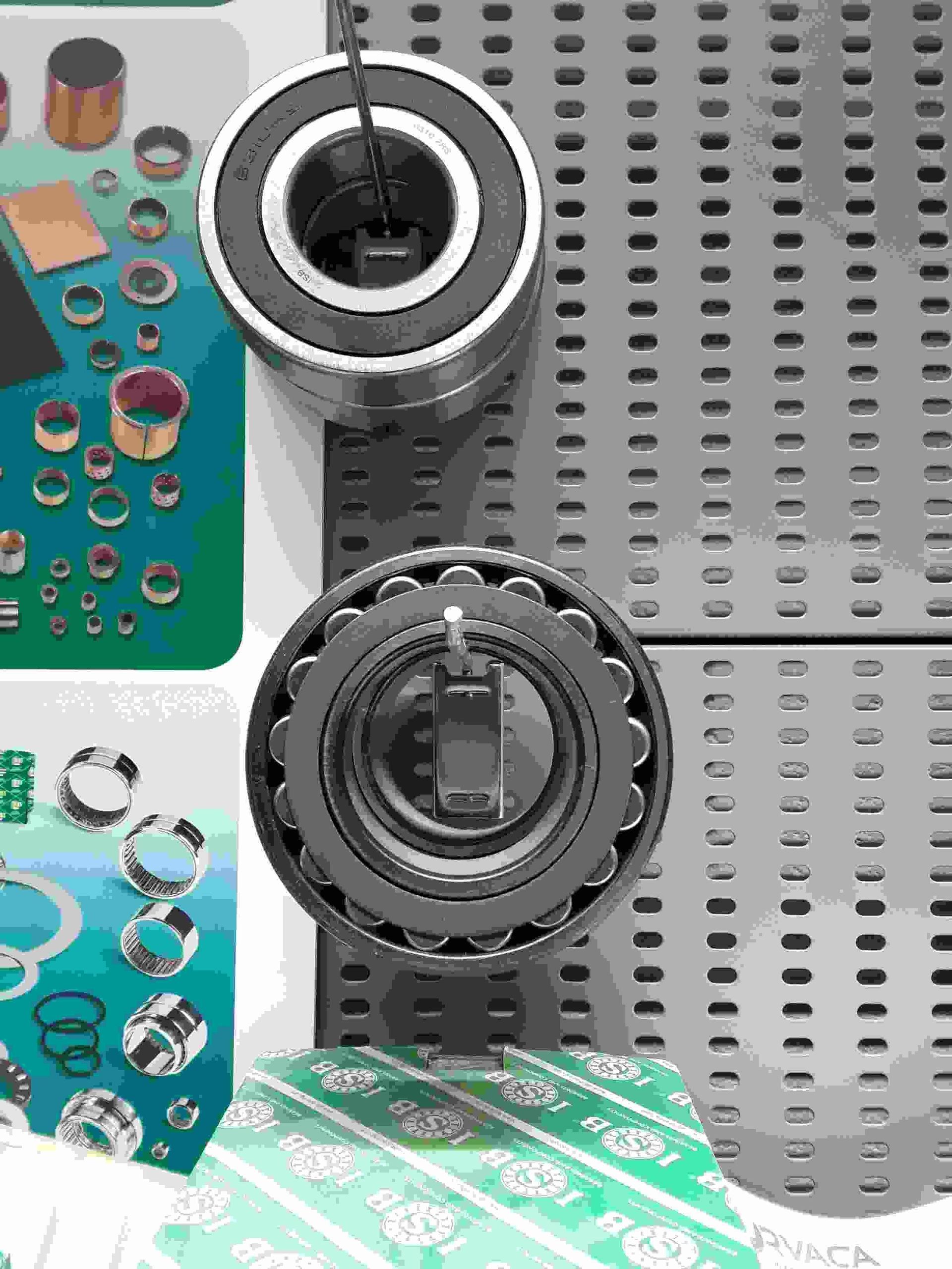 Un montón de rodamientos están colocados uno encima del otro sobre una mesa.