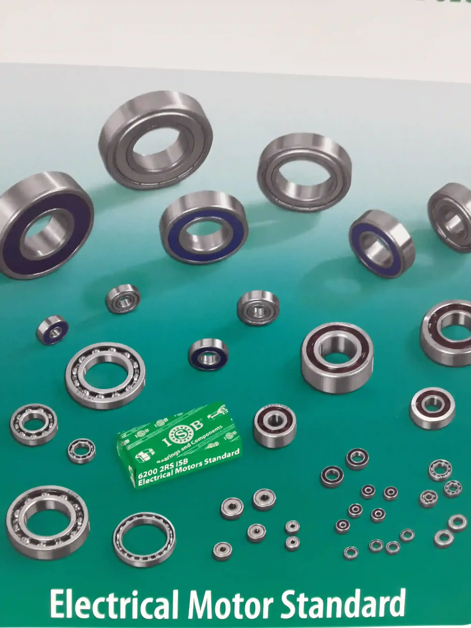 Cojinetes estándar de motor eléctrico sobre un fondo verde
