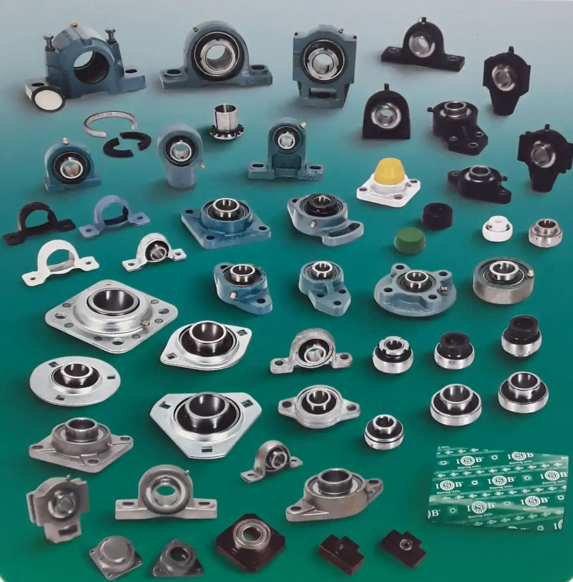 Se muestran una variedad de rodamientos sobre una superficie verde.