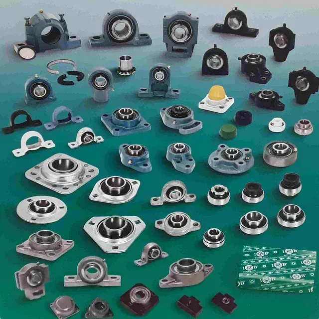 Se muestran una variedad de rodamientos sobre una superficie verde.