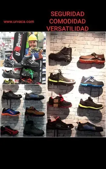 Hay muchos tipos diferentes de zapatos en exhibición en esta tienda.