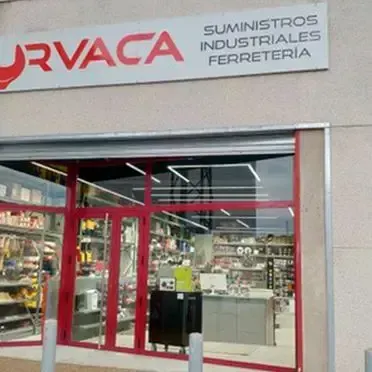 Un escaparate con un cartel que dice suministros industriales ferretería