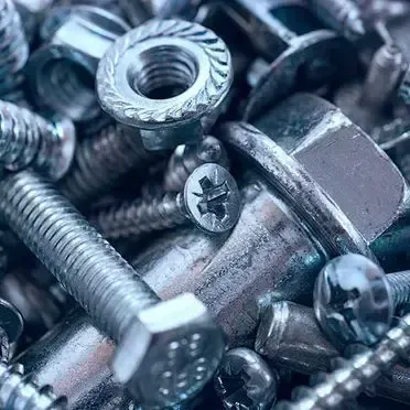 Un primer plano de una pila de tuercas y tornillos.