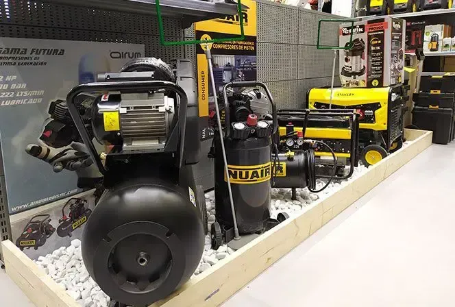 En una tienda se exhiben diversos compresores de aire.