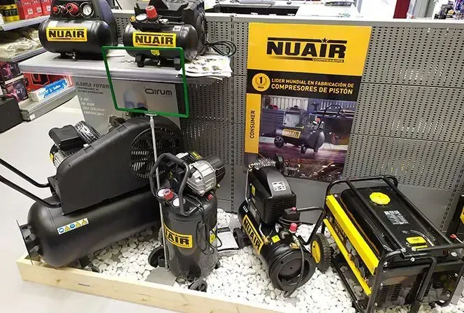 Una exhibición de compresores de aire y un generador en una tienda.