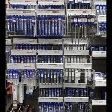 Un montón de destornilladores están en exhibición en una tienda