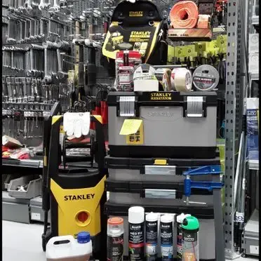 Un montón de herramientas están apiladas una encima de otra en un almacén.