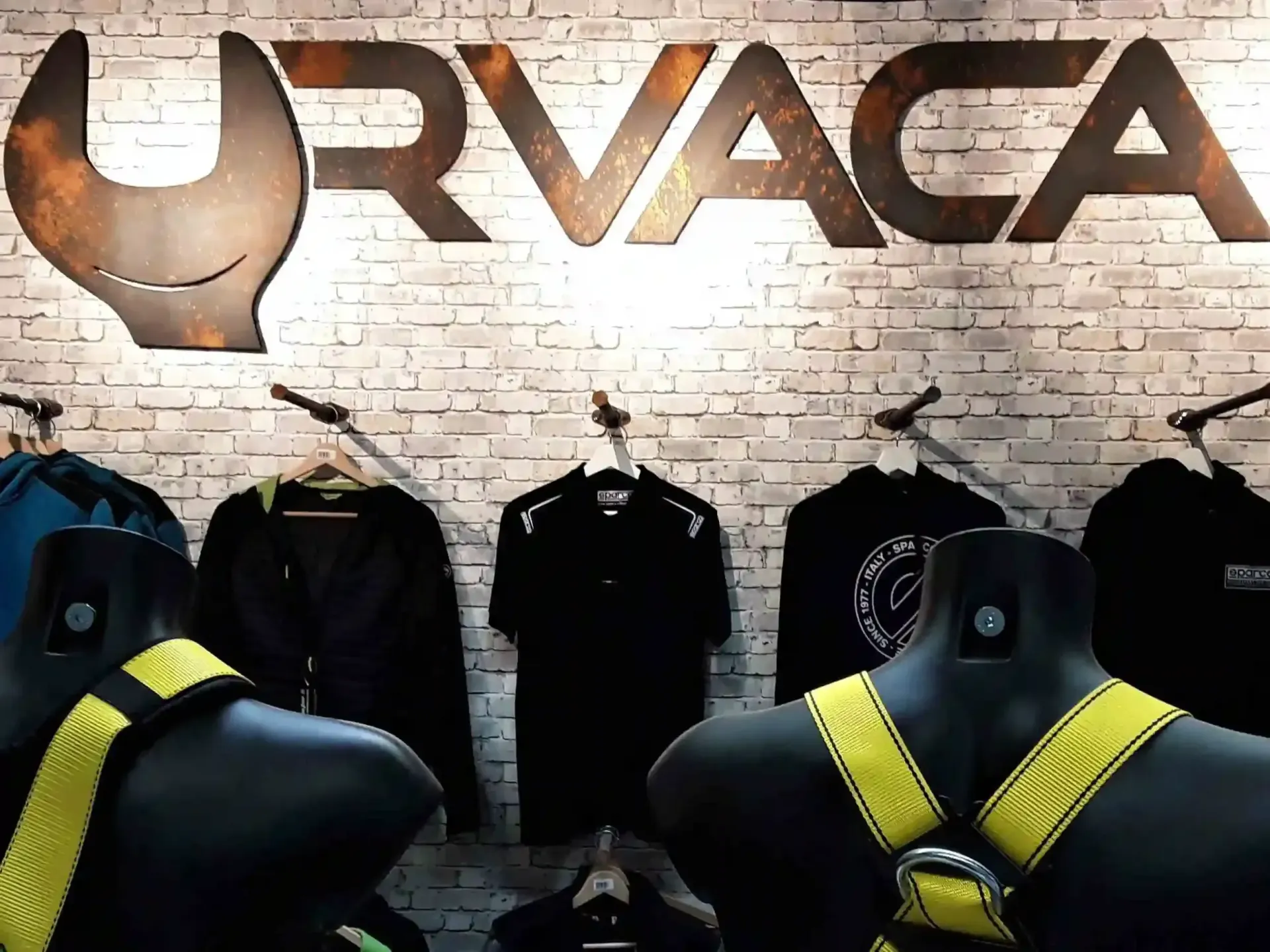 Una pared de ladrillos con la palabra orvaca escrita en ella