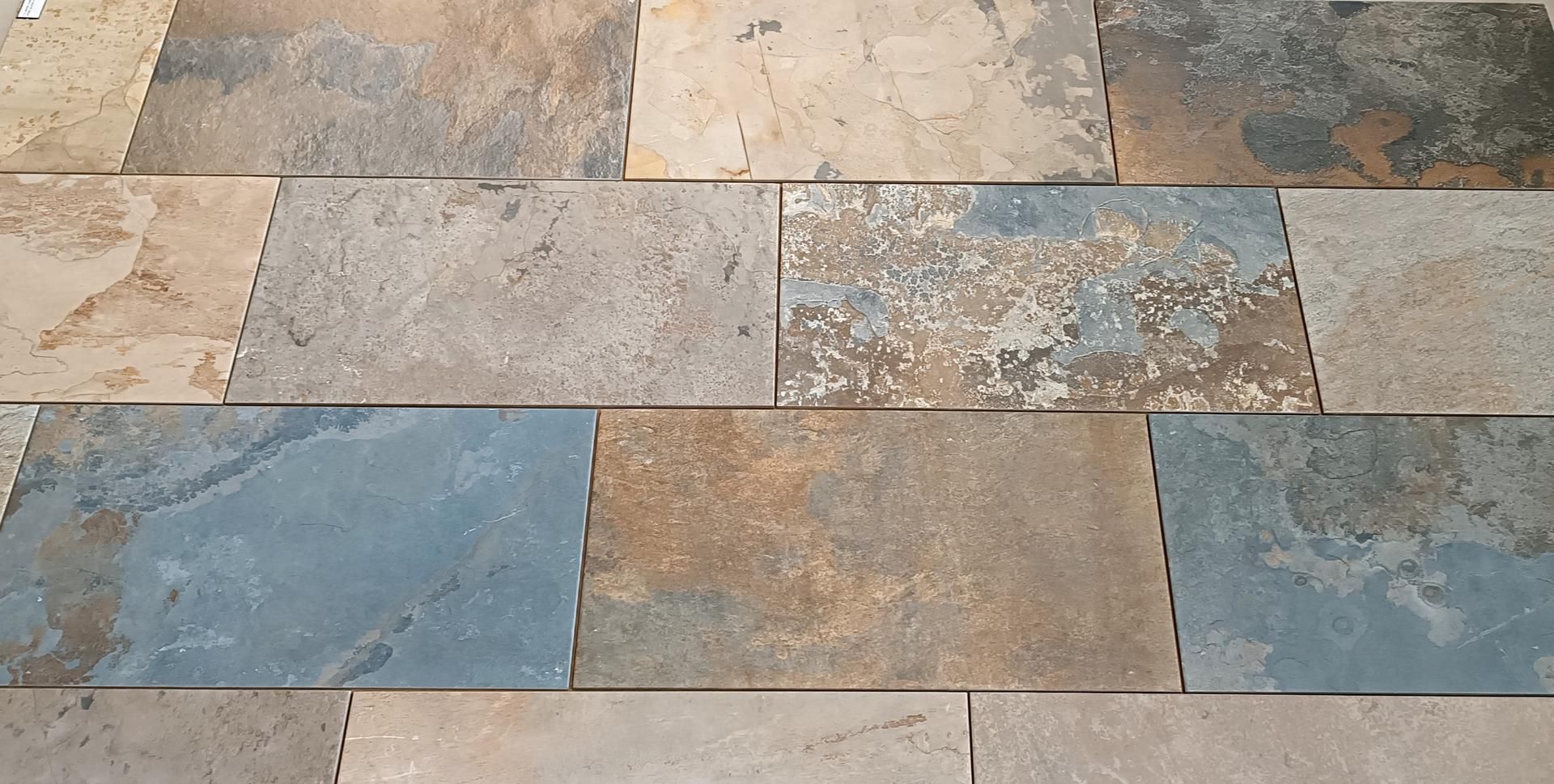 Sol en carrelage effet pierre de Bali.