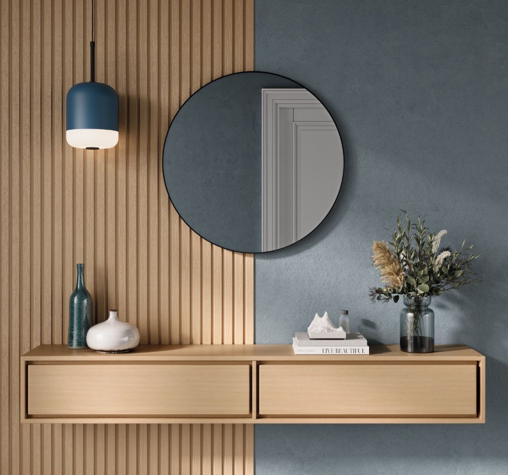 Console murale moderne avec lattes de bois, miroir rond, suspension bleue et vases décoratifs.