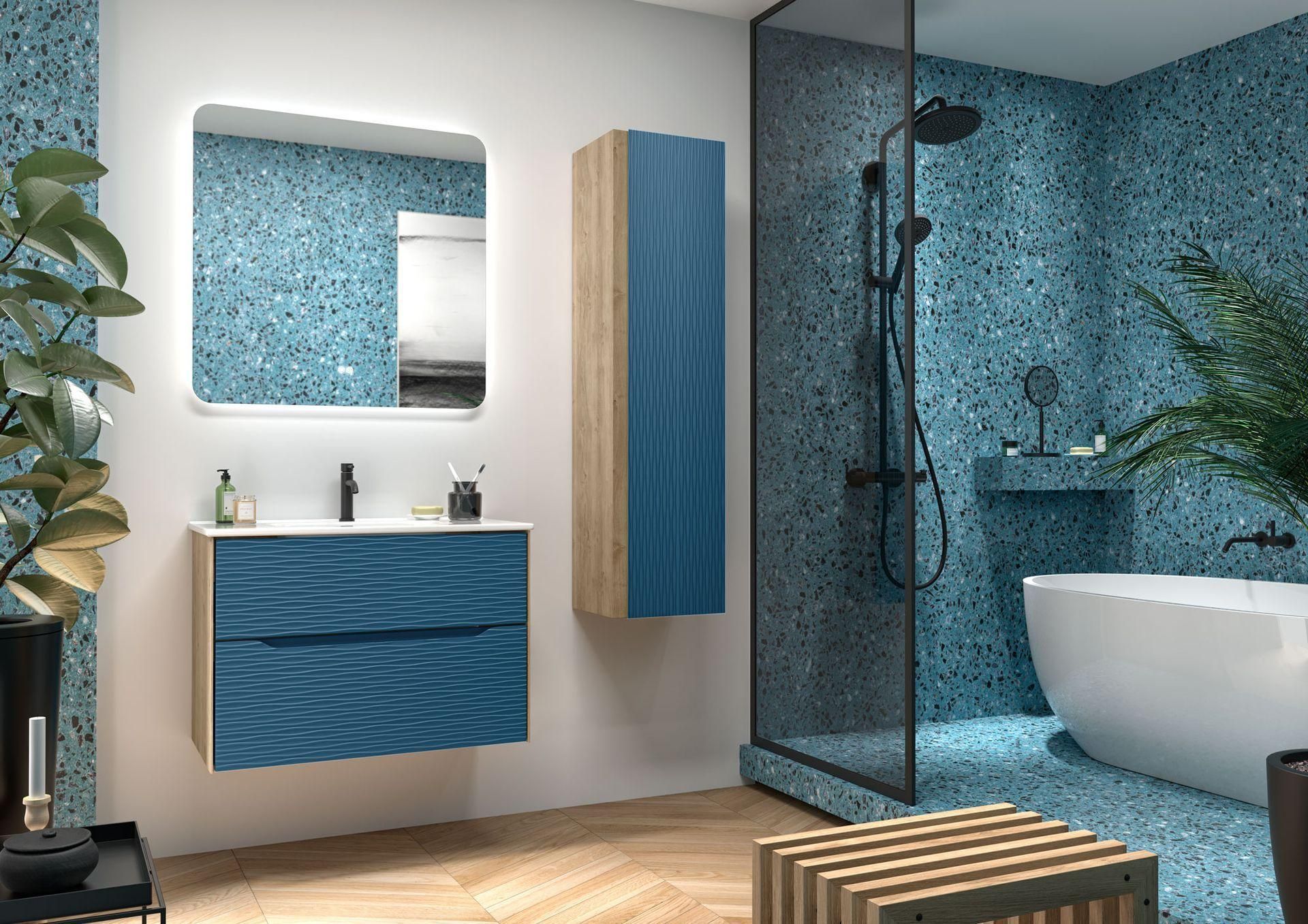 Salle de bains moderne avec carrelage en mosaïque bleue, lavabo, miroir, douche et baignoire.