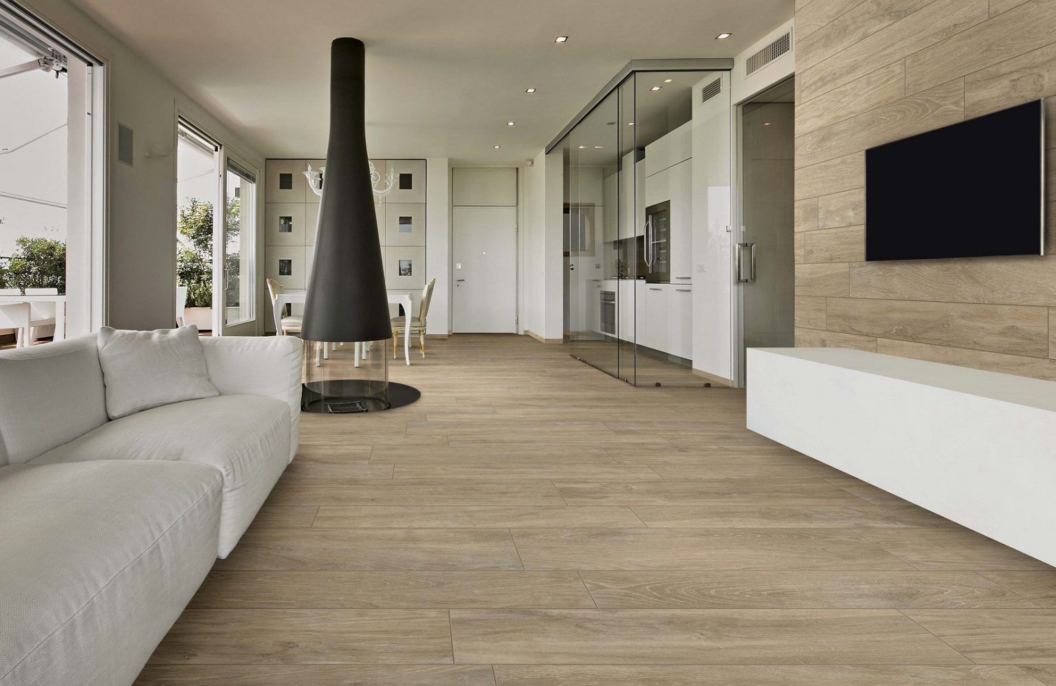 Salon moderne avec canapé blanc, cheminée suspendue, télévision murale et parquet