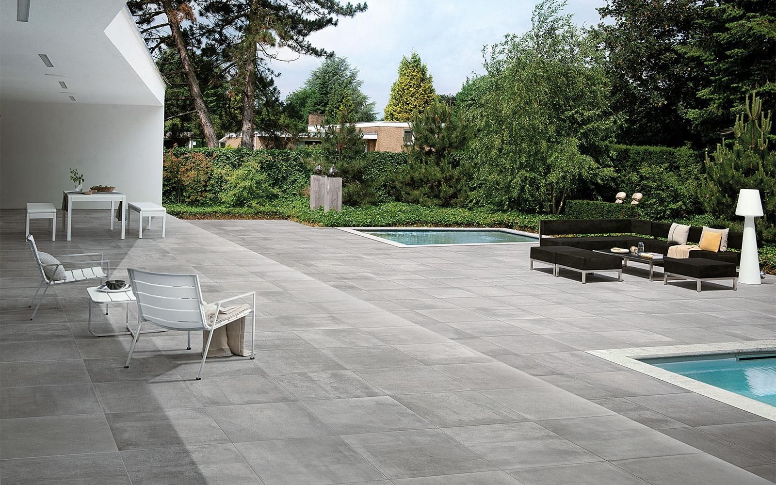 Terrasse avec un carrelage gris