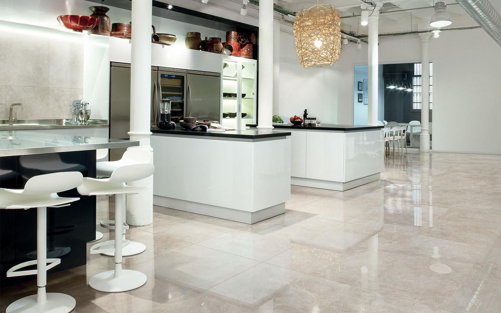 Salon minimaliste moderne avec postes de coiffure blancs, miroirs et suspensions lumineuses sur un sol ciré