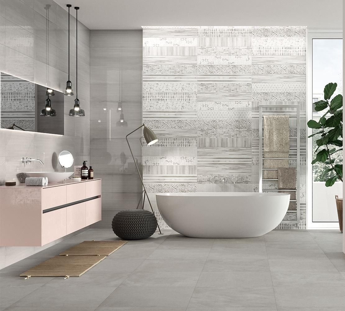 Salle de bains moderne et minimaliste avec baignoire îlot, meuble lavabo et carrelage gris.