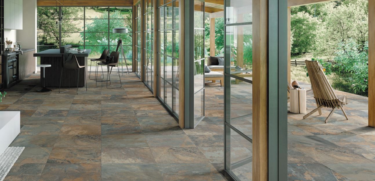 Terrasse moderne avec portes coulissantes en verre et sol en pierre de Bali.