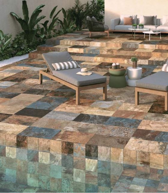 Patio avec marches carrelées, chaises longues et plantes en pot.