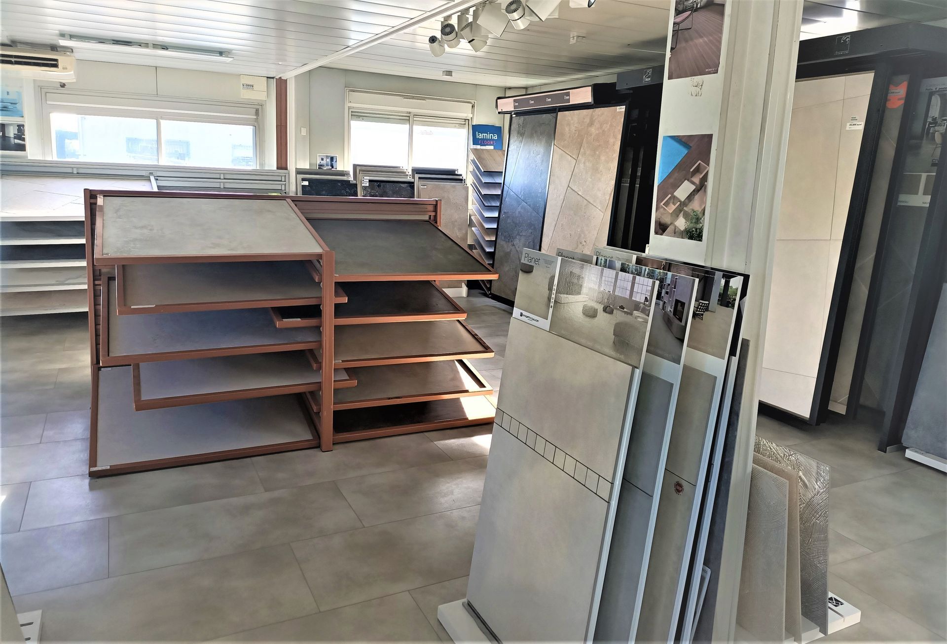 Intérieur du magasin de carrelage.