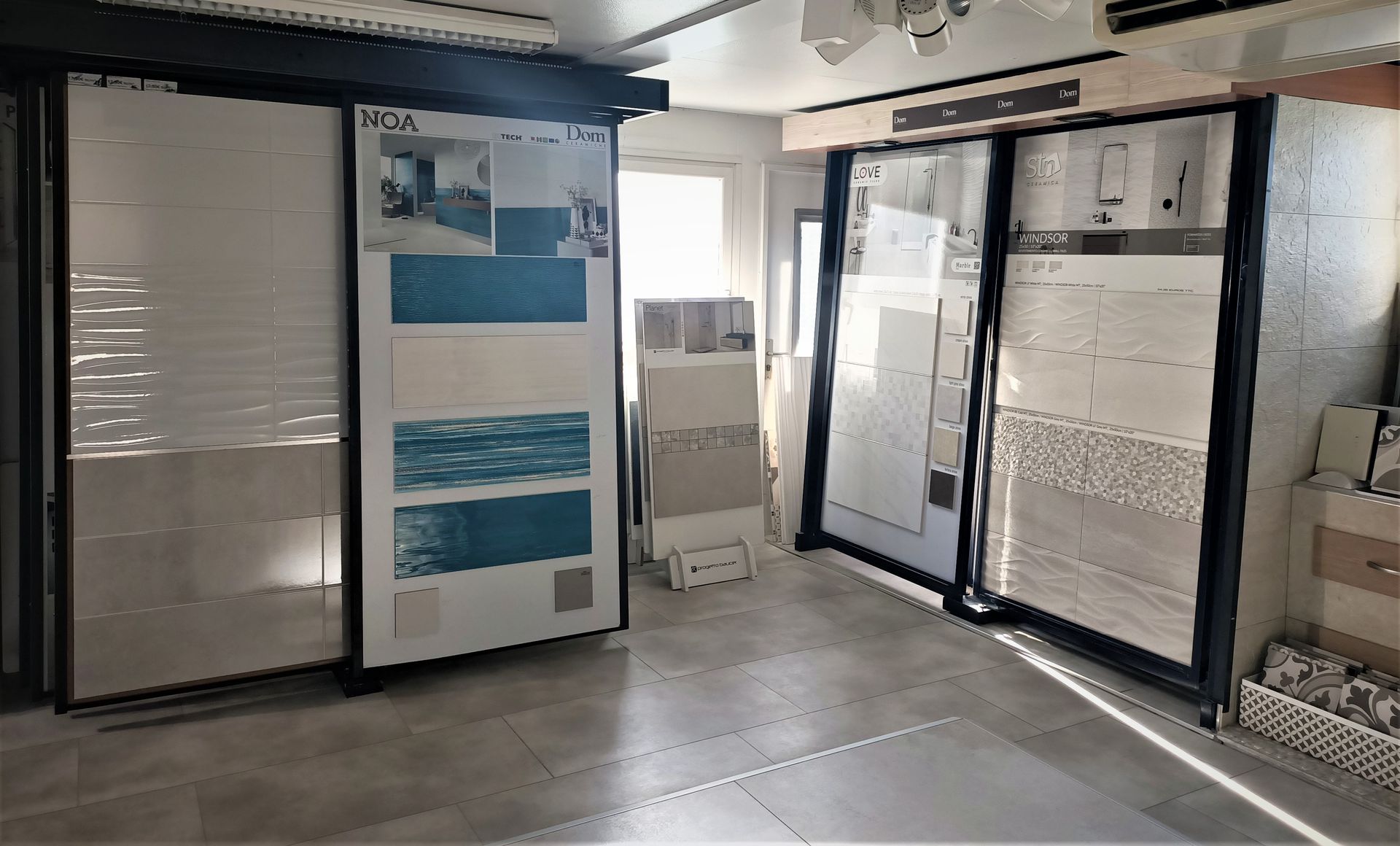 Intérieur du magasin avec présentation de faïences de salle de bains.