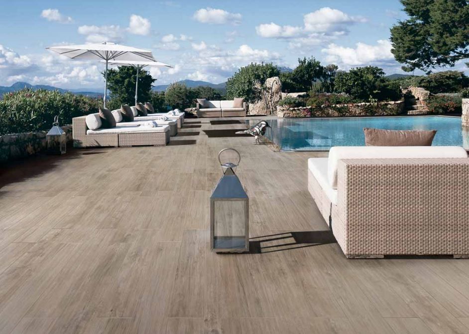 Terrasse moderne sur un toit avec salon de jardin blanc, piscine, lanterne et vue sur la montagne