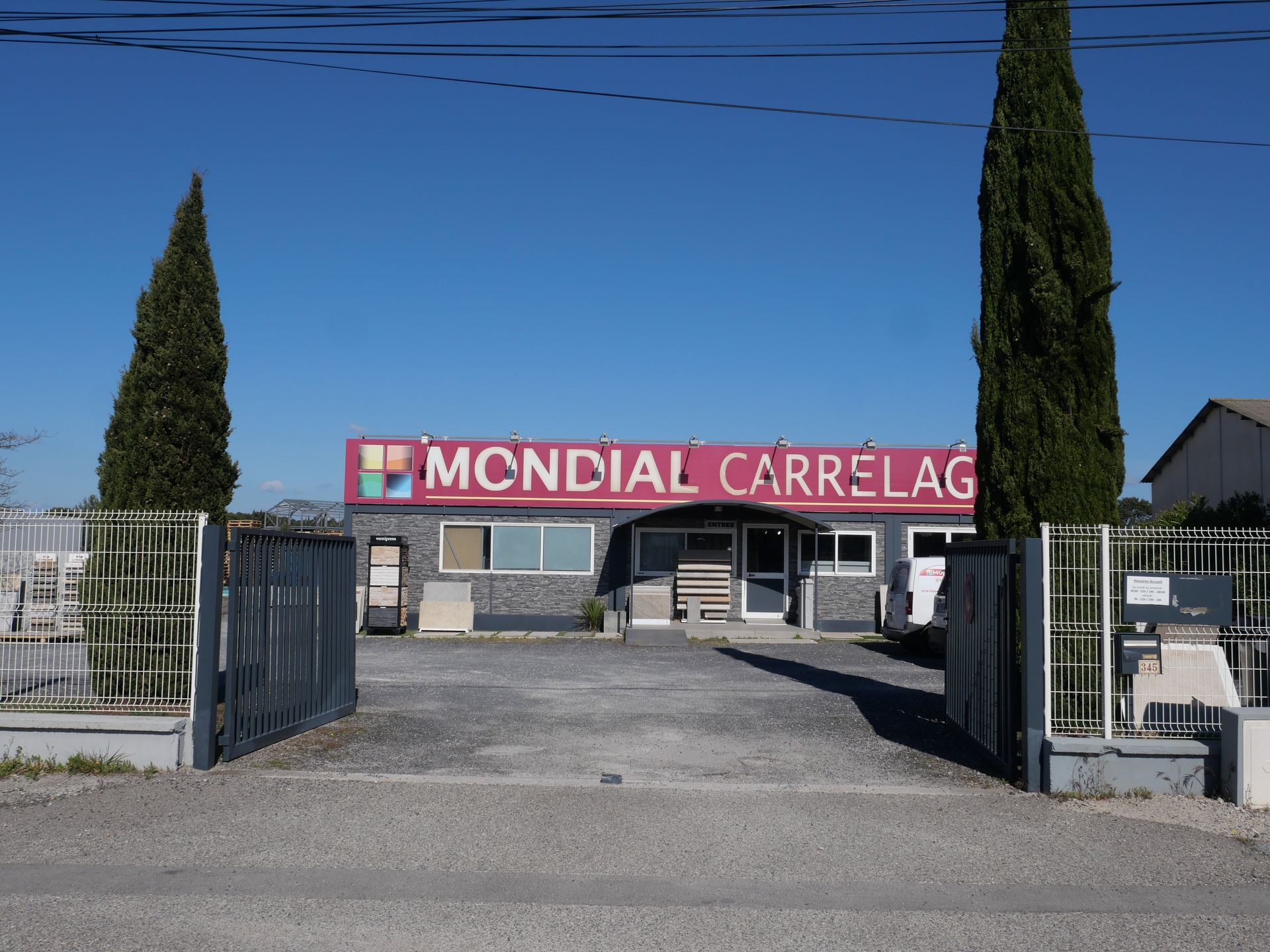 Entrée du magasin Mondial Carrelages.
