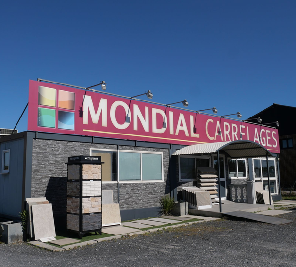 Façade du magasin Mondial Carrelages.