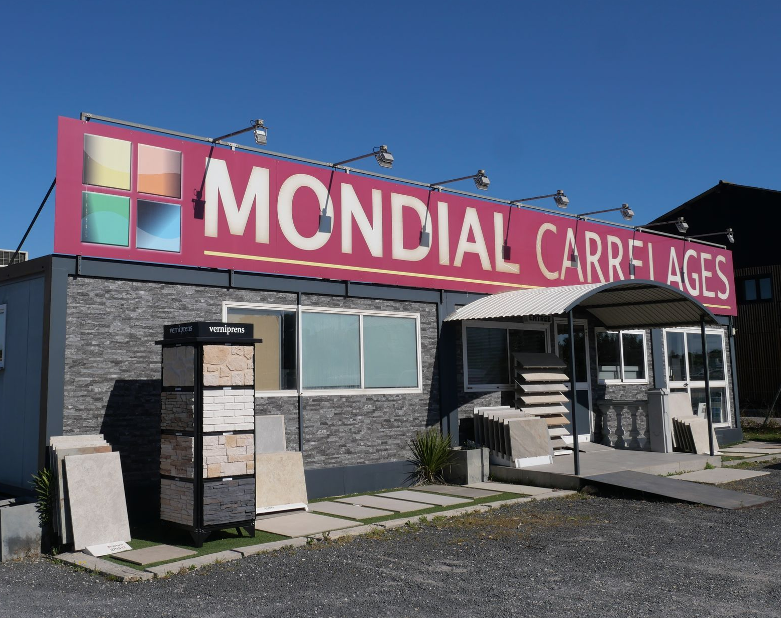 Façade du magasin Mondial Carrelages.