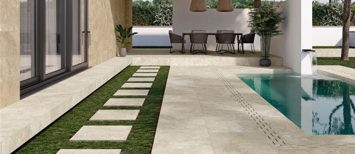 Patio moderne avec pas japonais, chaises longues et piscine.