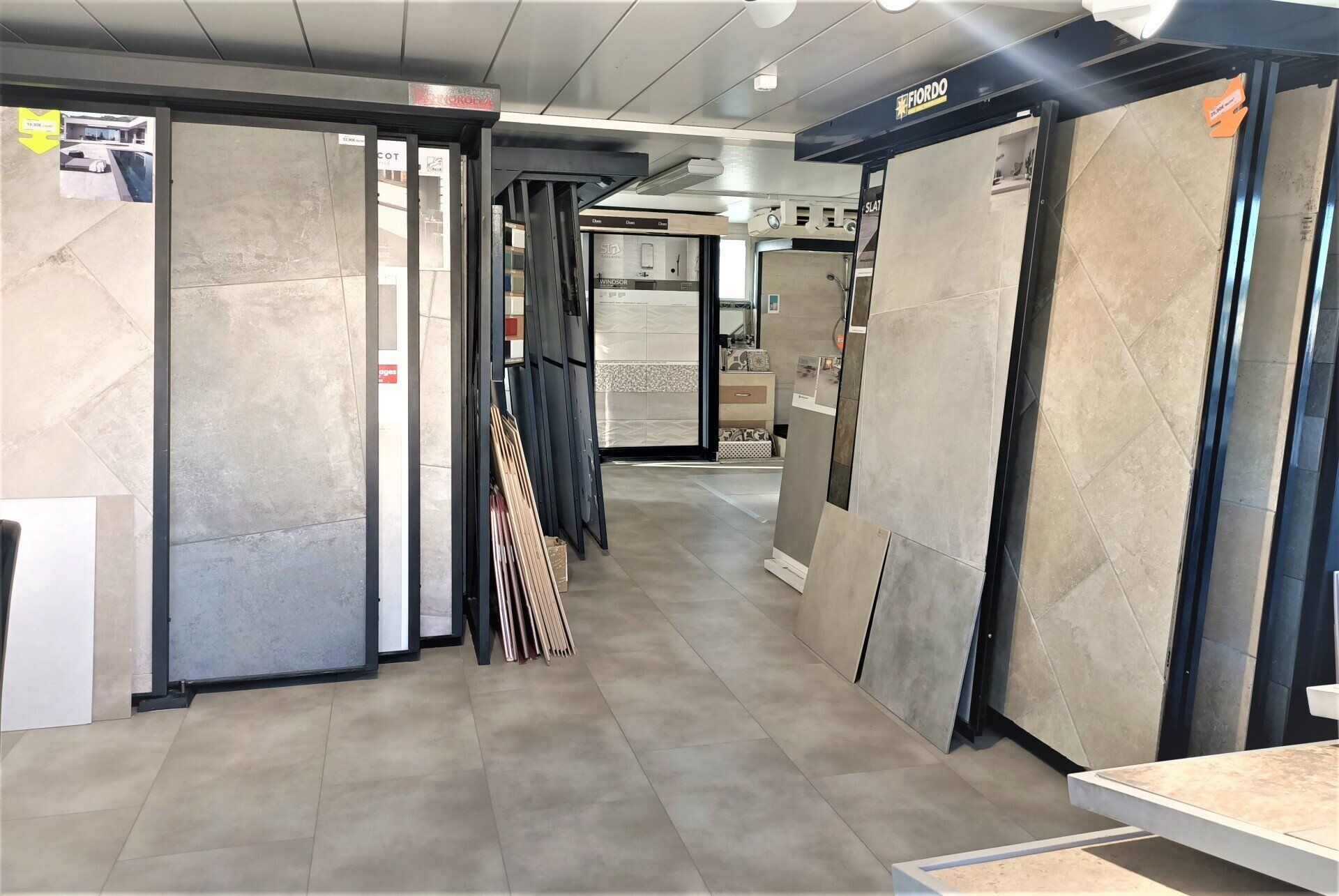 Exposition de carrelage intérieur dans un showroom.