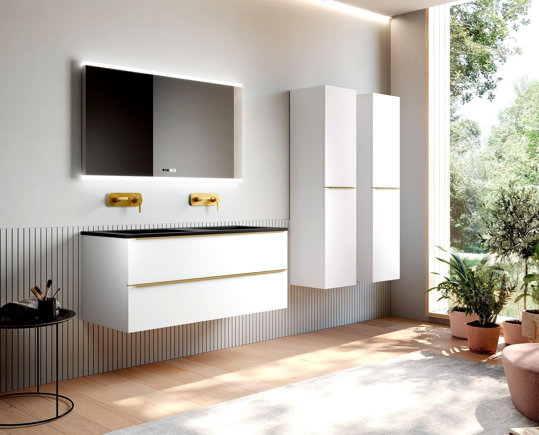 Salon moderne et minimaliste avec télévision, meuble blanc, étagères hautes et grande fenêtre lumineuse.