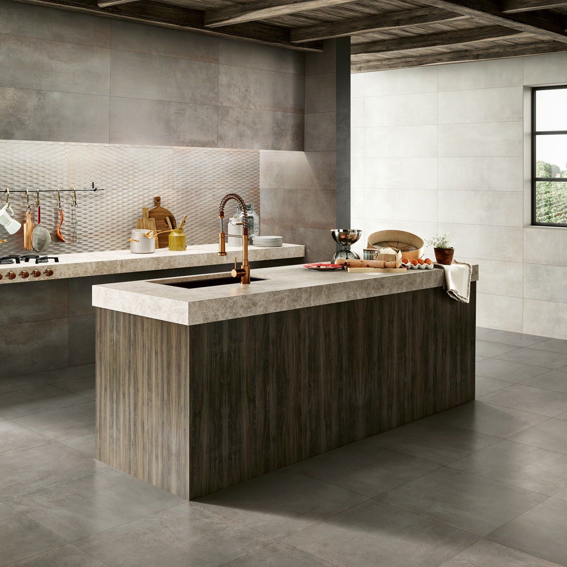 Cuisine moderne avec un grand îlot central.