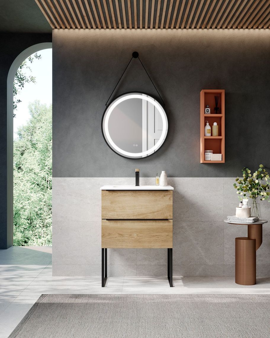Salle de bains moderne avec miroir rond, meuble lavabo en bois et mur foncé.