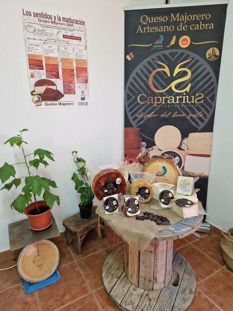 A room with a sign that says queso majorero artesano de cabra