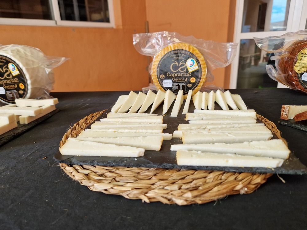 Una cesta de mimbre llena de palitos de queso sobre una mesa.