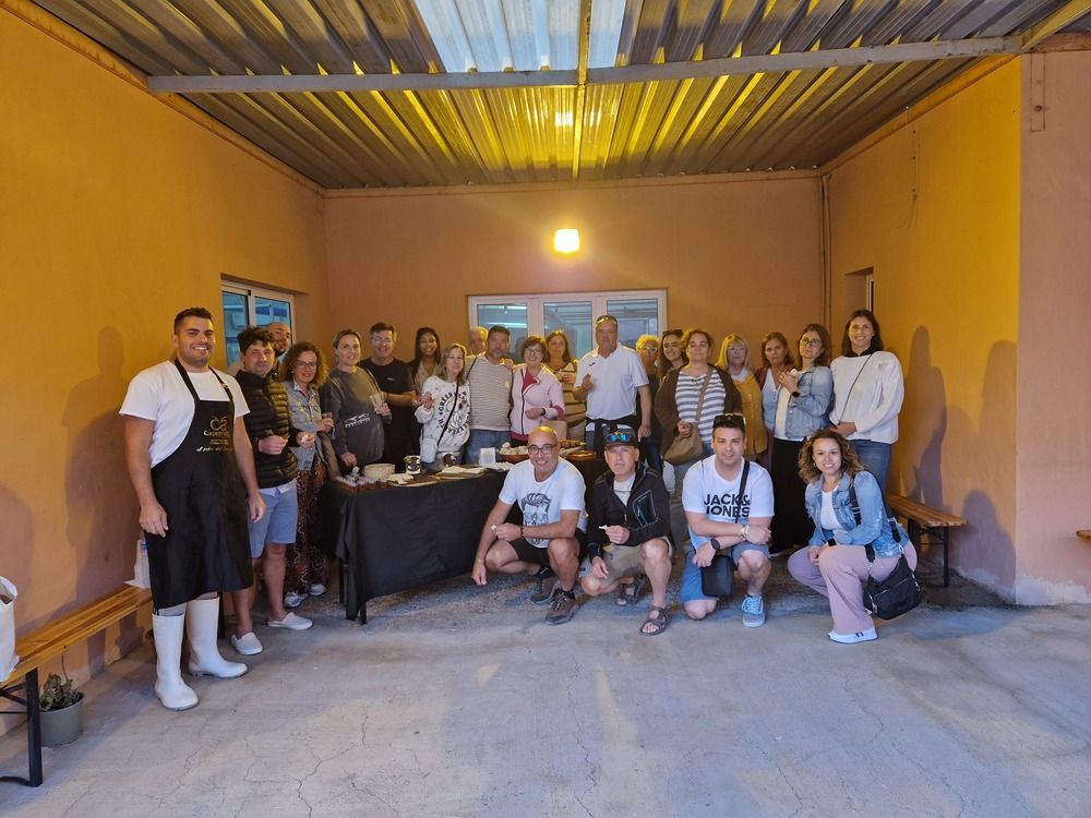 Un grupo de personas posa para una fotografía en un garaje.