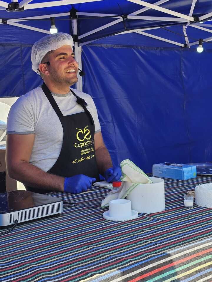 Un hombre que lleva un delantal negro con la letra c2.