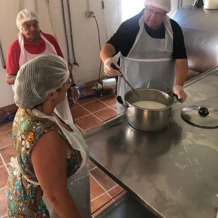 Un hombre y una mujer están preparando comida en una cocina.
