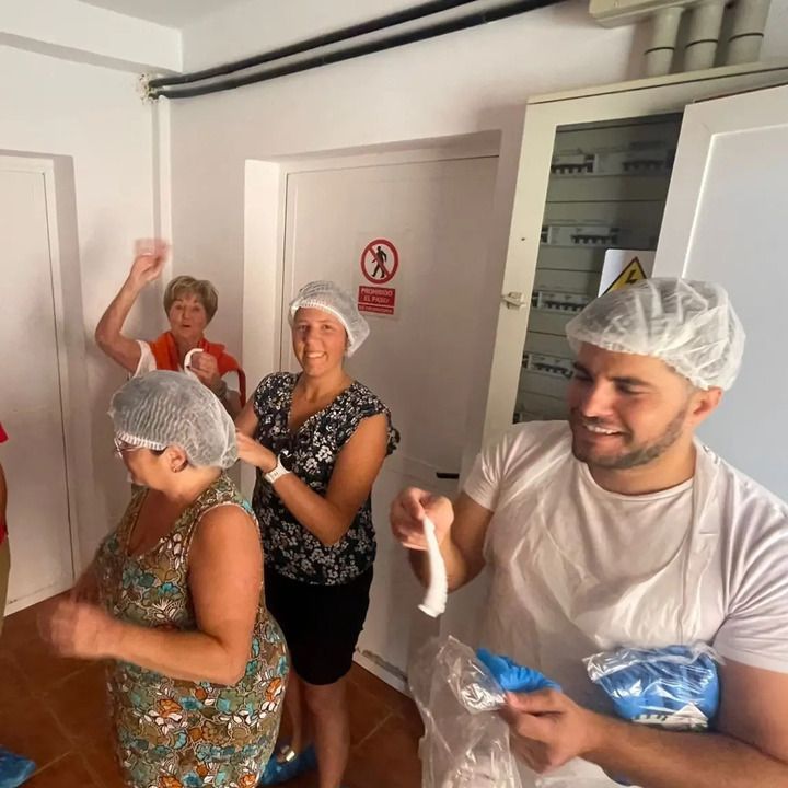 Un grupo de personas de pie en una habitación con un cartel de no entrar en la pared.