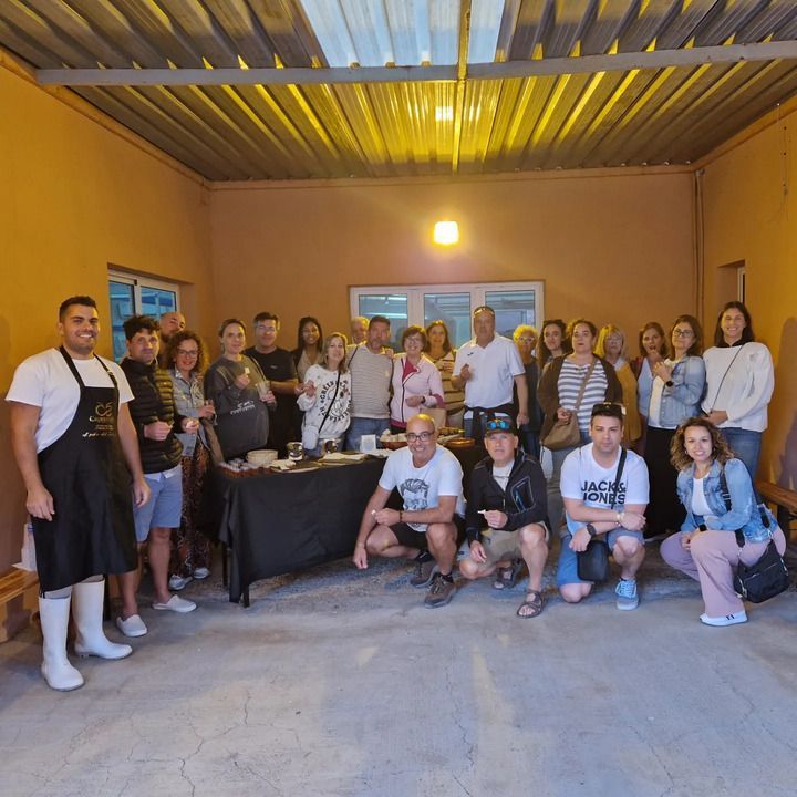Un grupo de personas posando para una foto en una habitación.